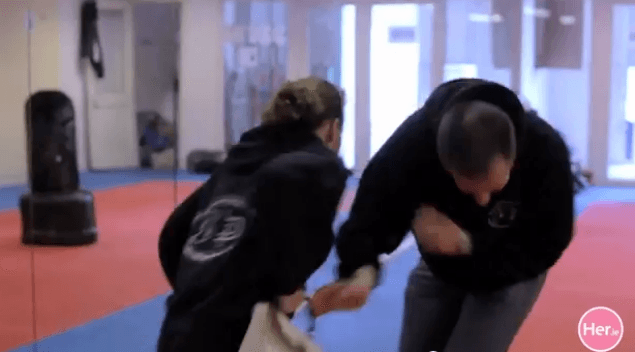VIDEO: Her.ie Wants You To Stay Safe – WK 5: How To React When Someone Attempts To Mug You Using Krav Maga VIDEO: Her.ie Wants You To Stay Safe – WK 5: How To React When Someone Attempts To Mug You Using Krav Maga