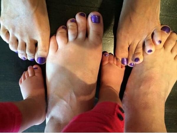 Man Paints His Toenails To Make Wife Smile After Cancer Diagnosis, Hundreds Of People Join In Man Paints His Toenails To Make Wife Smile After Cancer Diagnosis, Hundreds Of People Join In