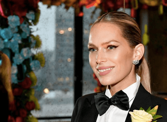 Erin Foster got married on New Year’s Eve, and WOW, her dress was insanely beautiful Erin Foster got married on New Year’s Eve, and WOW, her dress was insanely beautiful