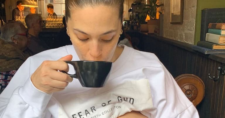 Ashley Graham just shared the most normal, gorgeous picture of breastfeeding her newborn in public Ashley Graham just shared the most normal, gorgeous picture of breastfeeding her newborn in public