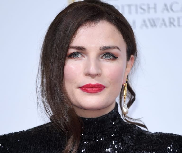 Aisling Bea defends English accent in new Home Alone film Aisling Bea defends English accent in new Home Alone film