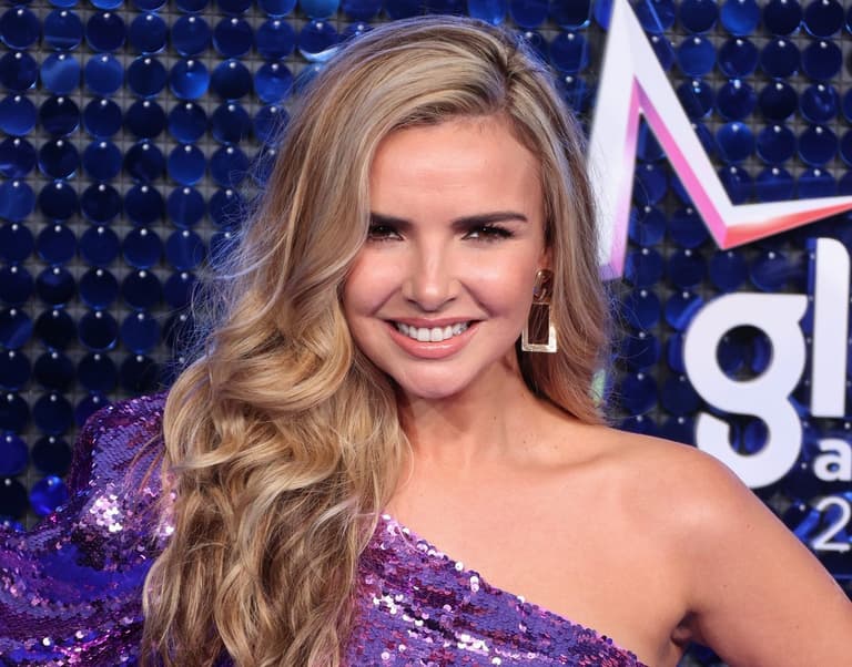 Nadine Coyle had a passport thrown at her while performing Nadine Coyle had a passport thrown at her while performing