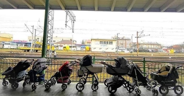 Polish families leave prams at train stations for Ukrainian mothers and children Polish families leave prams at train stations for Ukrainian mothers and children