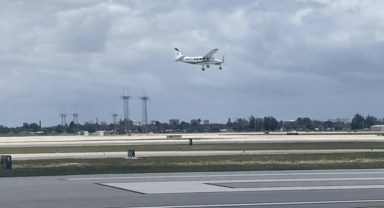 Passenger safely lands plane after pilot falls ill despite having “no idea” how Passenger safely lands plane after pilot falls ill despite having “no idea” how