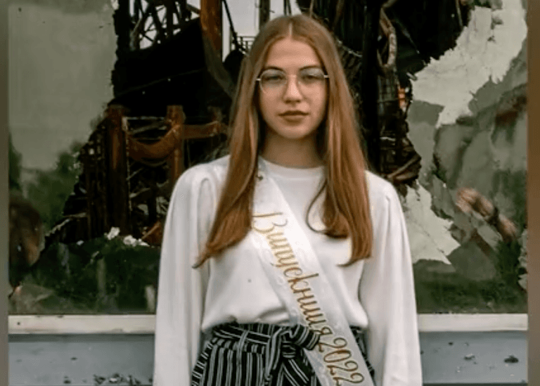 Ukrainian students pose for graduation photos among school ruins Ukrainian students pose for graduation photos among school ruins