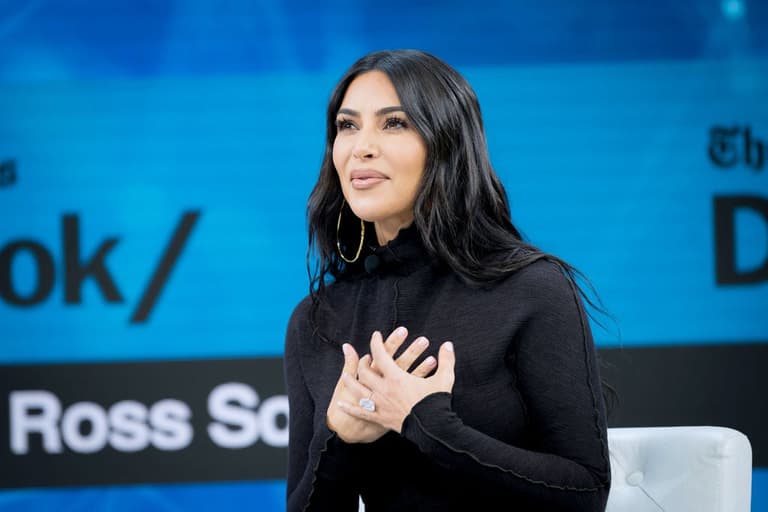 Kim Kardashian says she’s “holding on by a thread” Kim Kardashian says she’s “holding on by a thread”