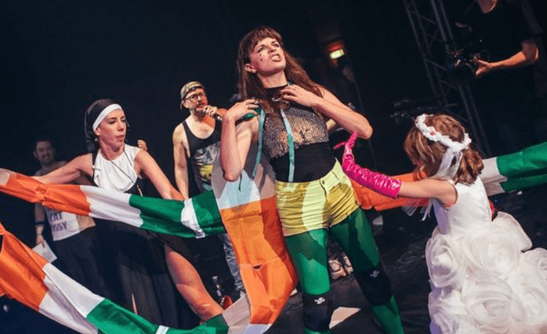 Aisling Bea’s insane wrestling match might be the most random thing you’ll ever see Aisling Bea’s insane wrestling match might be the most random thing you’ll ever see
