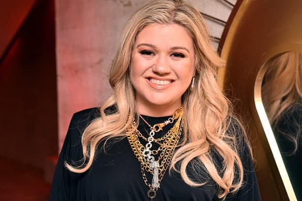 Kelly Clarkson says she slaps her kids if they misbehave Kelly Clarkson says she slaps her kids if they misbehave