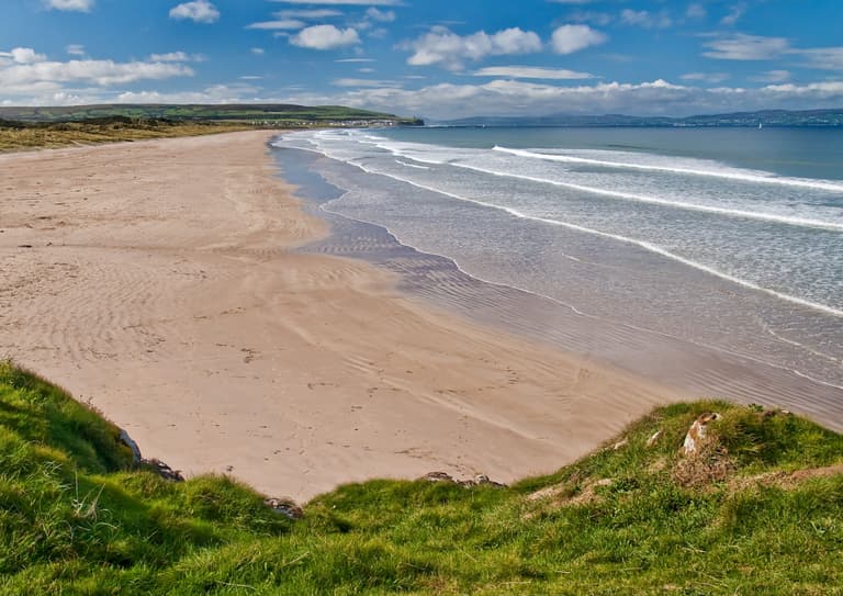 Warning issued to swimmers as thousands head to beach for long weekend Warning issued to swimmers as thousands head to beach for long weekend