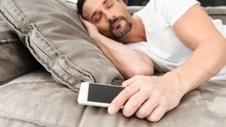Apple warns people who charge their iPhone while they’re sleeping Apple warns people who charge their iPhone while they’re sleeping