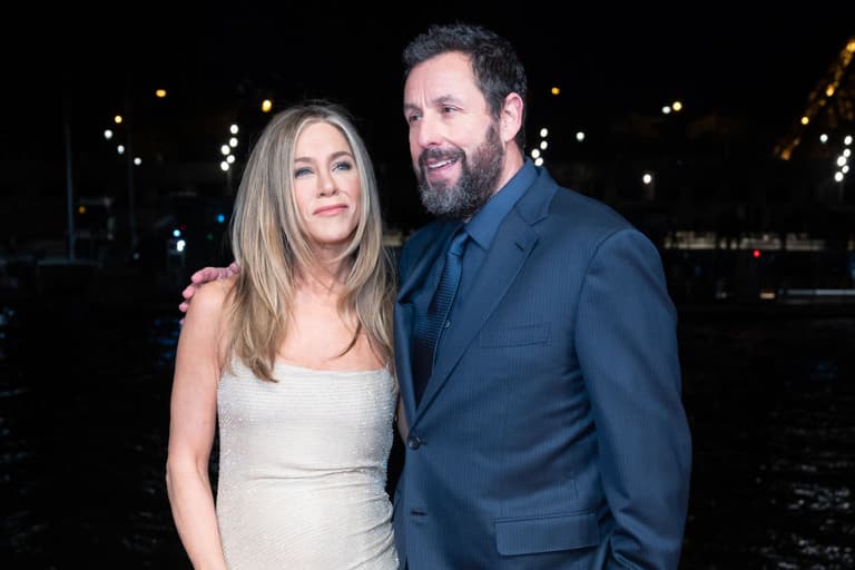 Adam Sandler sends Jennifer Aniston flowers every year for Mother’s Day after her fertility struggles Adam Sandler sends Jennifer Aniston flowers every year for Mother’s Day after her fertility struggles