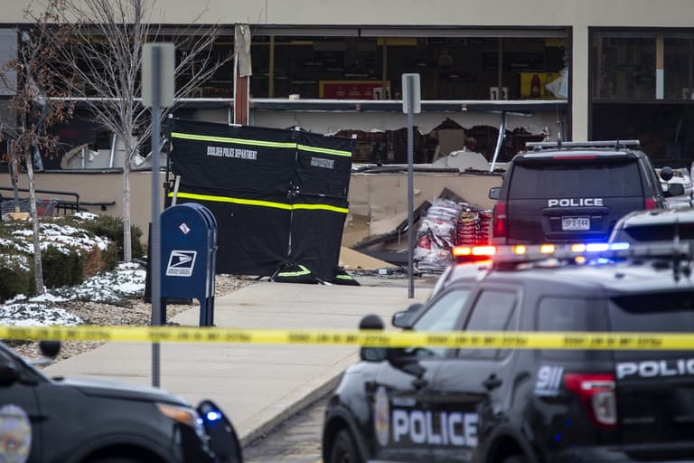 Gunman kills 10 people after opening fire in Colorado supermarket Gunman kills 10 people after opening fire in Colorado supermarket