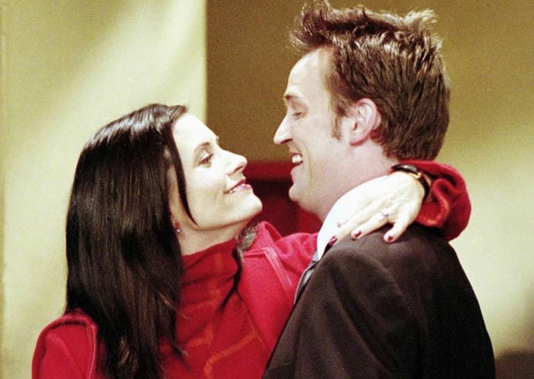 Friends’ Matthew Perry and Courteney Cox are actually “related” Friends’ Matthew Perry and Courteney Cox are actually “related”