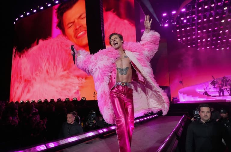 Harry Styles praised for speaking Irish during incredible Slane gig Harry Styles praised for speaking Irish during incredible Slane gig