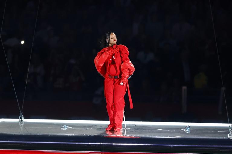 Fans praise Rihanna for not bringing out any guests during Super Bowl halftime show Fans praise Rihanna for not bringing out any guests during Super Bowl halftime show