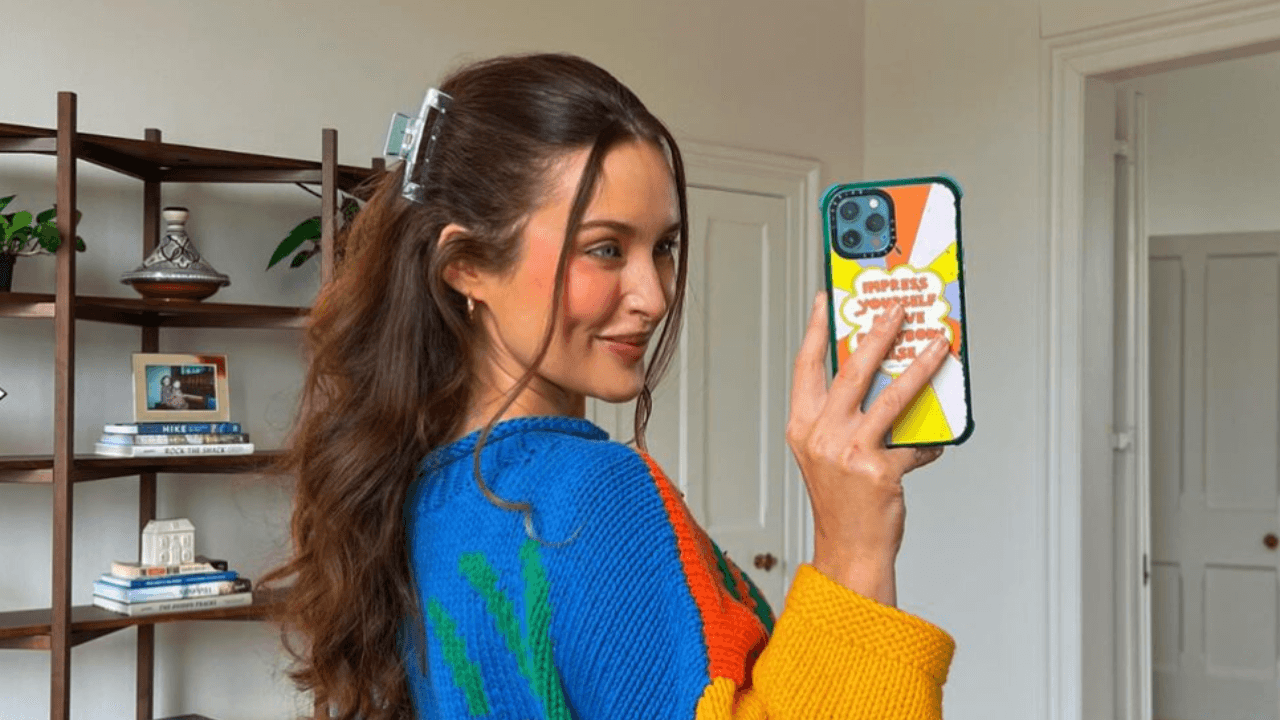 What are the symptoms of alopecia and what causes it?