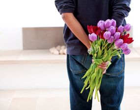 Romantic Thief Raids A Shop To Buy A Pressie For His Girlfriend