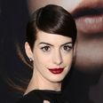 Glossy Red Lips And Super Groomed Style: Get The Look – Anne Hathaway