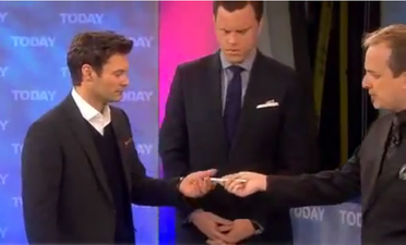 Watch Your Back! The World’s Best Pick-Pocketer Fleeces Seacrest And Buddies On US TV