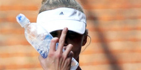 PICTURE: Actress Gives Paparazzi The Most Discreet One Finger Salute Ever