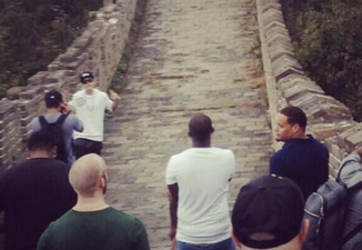PICTURE: Too Famous To Walk? Justin Bieber’s Most Ridiculous Carry On Yet