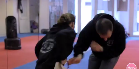 VIDEO: Her.ie Wants You To Stay Safe – WK 5: How To React When Someone Attempts To Mug You Using Krav Maga