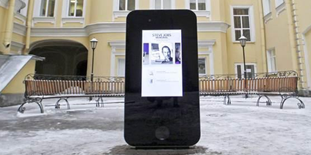 Apple Monument in Russia Reportedly Taken Down As a Result of Current CEO’s Sexuality