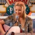WATCH: Taylor Swift Plus Lisa Kudrow Equals One EPIC Performance Of ‘Smelly Cat’