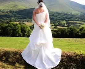 Woman gets offered 10k to swap her maid of honour