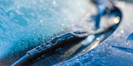 This simple trick will help you to defrost your windshield in seconds