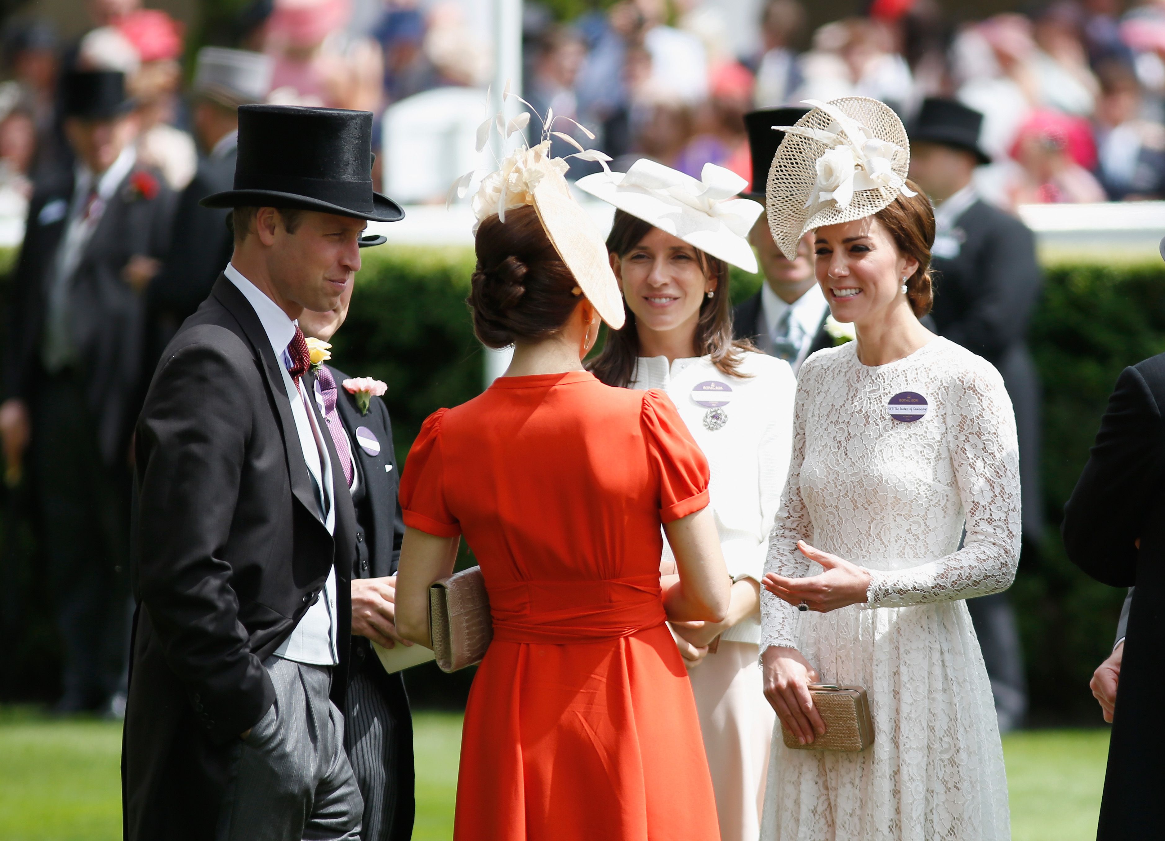 Как одеваются на скачке. Королевские скачки Royal Ascot. Royal Ascot скачки. Скачки Роял аскот шляпки леди. Ascot Racecourse Королевская семья.