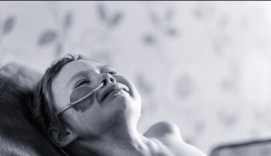 Father shares harrowing photo of his daughter to raise awareness of childhood cancer