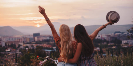 10 things you can do to reconnect with your busy bestie this summer