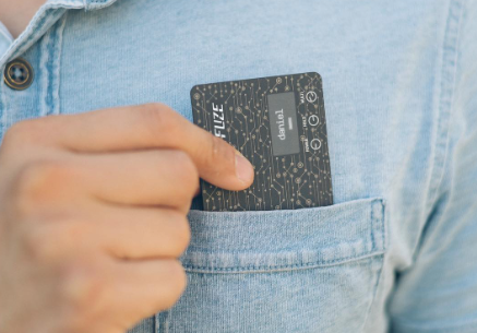 all in one smart card that hopes to clean up your wallet