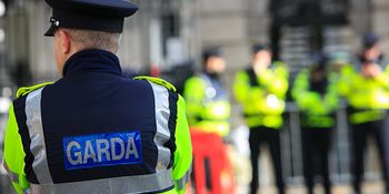 Gardaí will now fine women who are caught applying makeup in the car