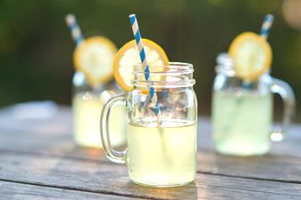 11-year-old girl starts lemonade fundraiser to try and save her mum’s life