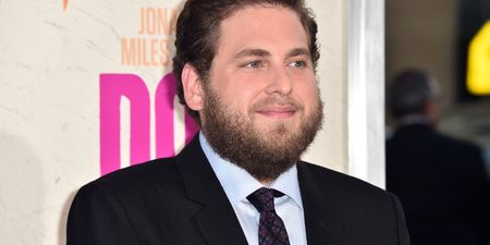 Jonah Hill dyed his hair bright pink and yeah, we’re kinda into it