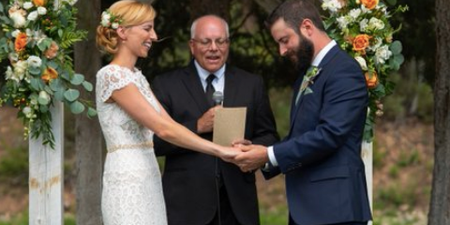 Dog absolutely ruins couple’s wedding photo and has a lovely time while he’s at it
