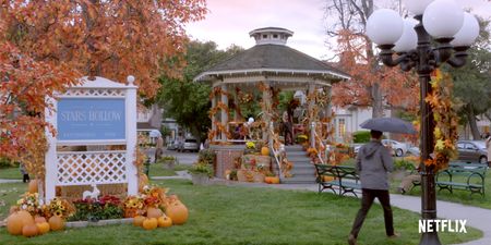 This Gilmore Girls fan got engaged on the ACTUAL Stars Hollow gazebo