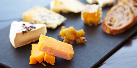 Important: this is how to make the perfect cheese board for a night in