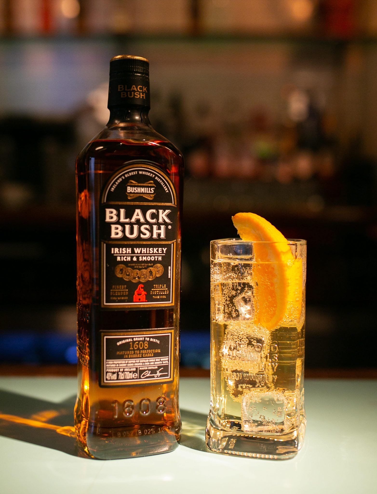 Виски bushmills black. Бушмилс Блэк Буш. Бушмилс черный. Буш милкс виски. Виски с колой 7%.