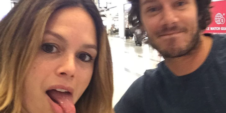 Seth and Summer from The OC just reunited and the photo is adorable