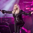 Bonnie Tyler has a badass ritual before going on stage and if possible we love her even more!