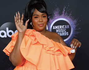 Lizzo’s teeny tiny purse from the AMAs has naturally, generated all the memes