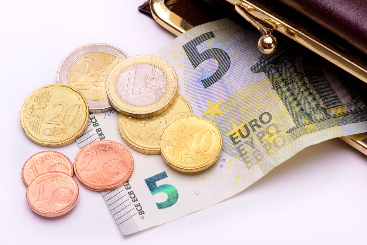 the-minimum-wage-in-ireland-officially-rises-to-10-10-per-hour-her-ie