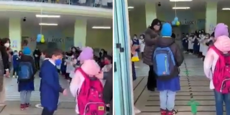 Italian students welcome and applaud Ukrainian children on first day of school